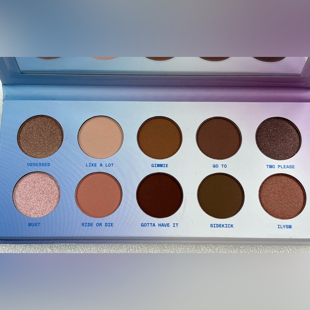 NIB Addison Rae’s Item Beauty “On The Daily” Eyeshadow Palette